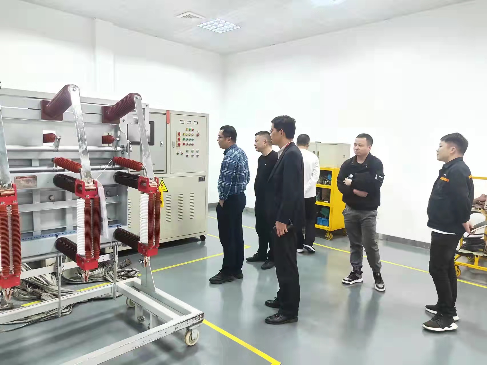 今日華儀 | 樂清市市場監(jiān)督管理局領導一行蒞臨華儀電氣股份有限公司中心試驗室調(diào)研指導
